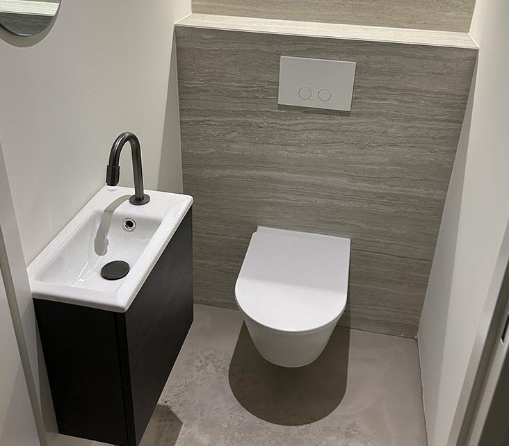 Moderne badkamer als voorbeeld van sanitair en installatie