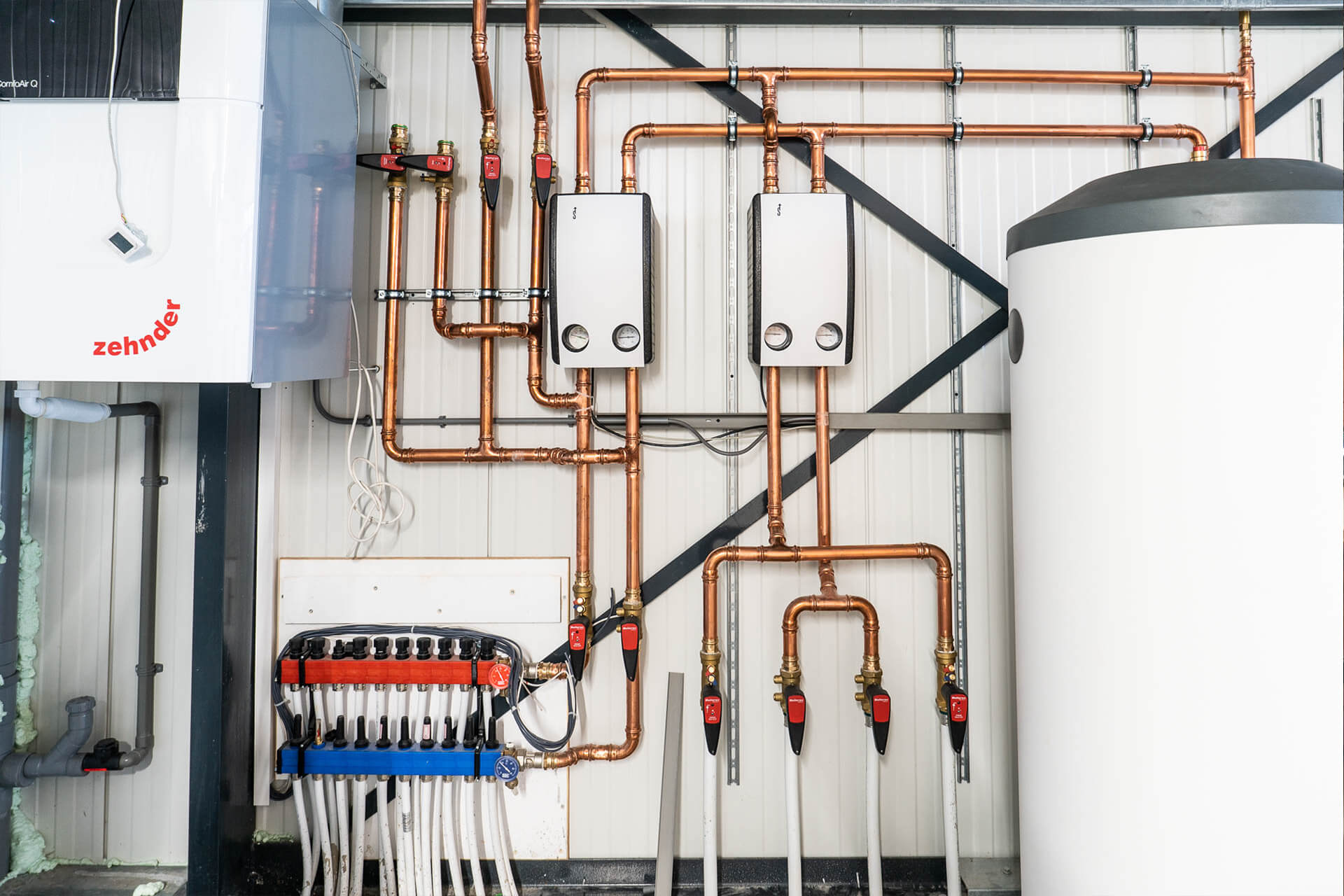 Elektricien inspecteert installatie tijdens een technische opname