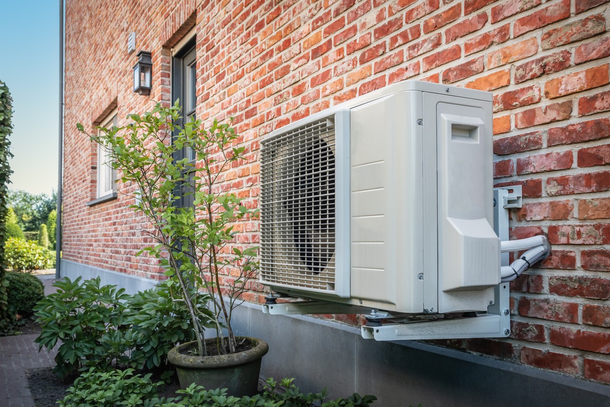 Buitenzijde van een woning met warmtepompinstallatie