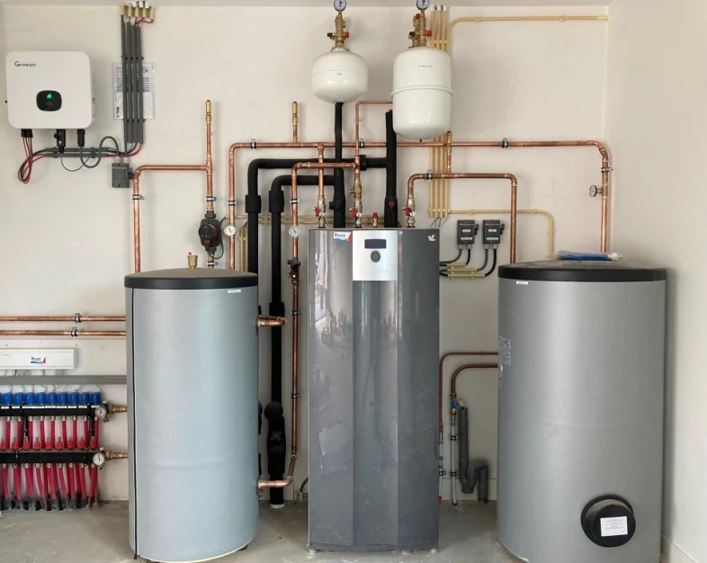 Warmtepompinstallatie naast woning als voorbeeld van werk op locatie