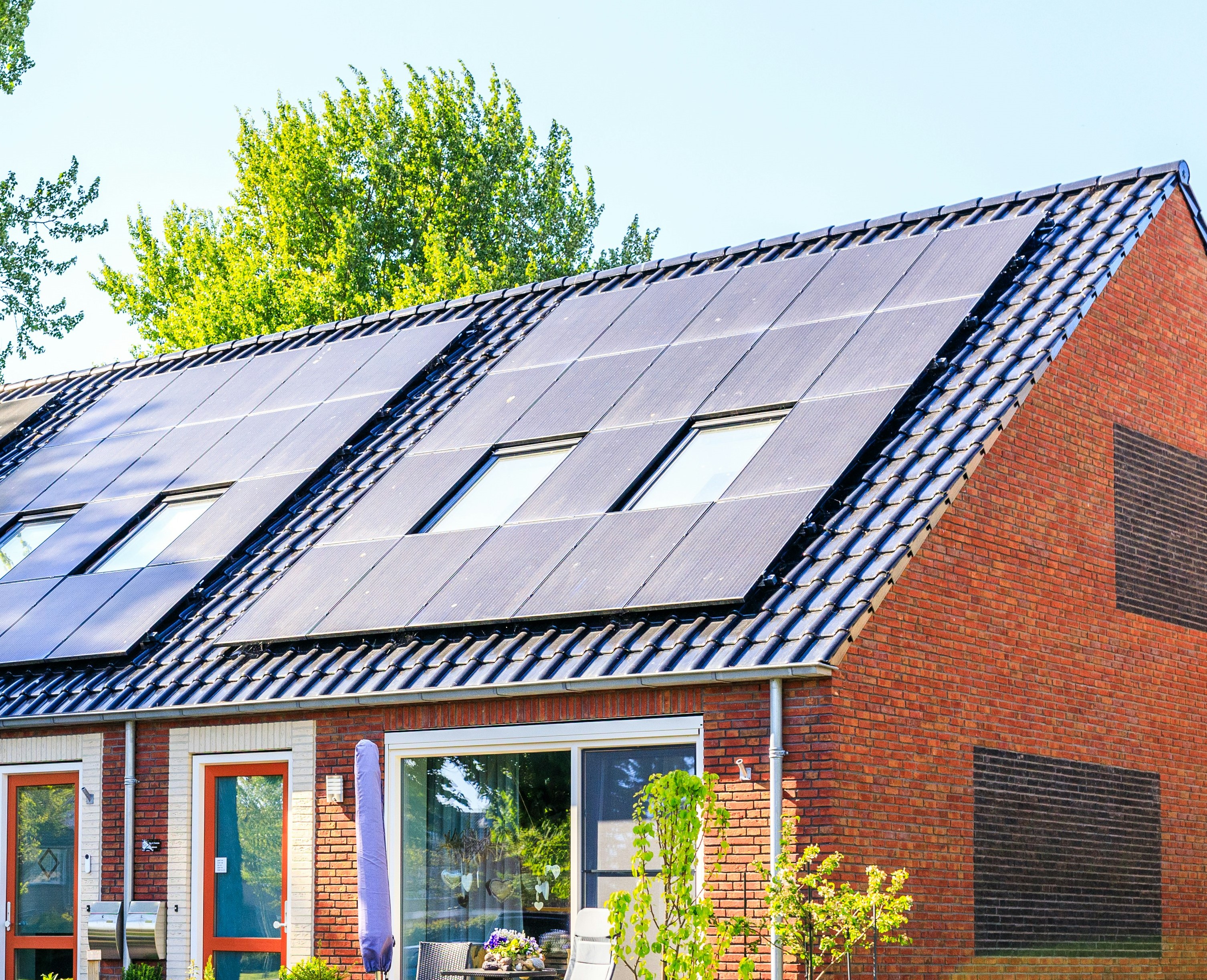 Woningen met zonnepanelen als voorbeeld van verduurzaming in de regio